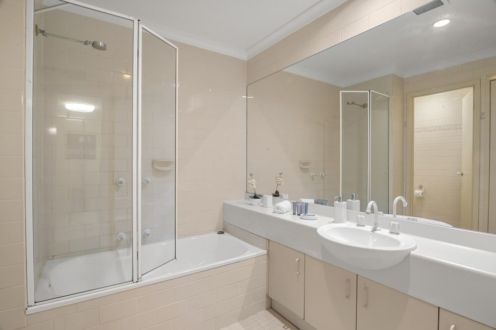 Central 2-bed Pad With Tennis Court,
