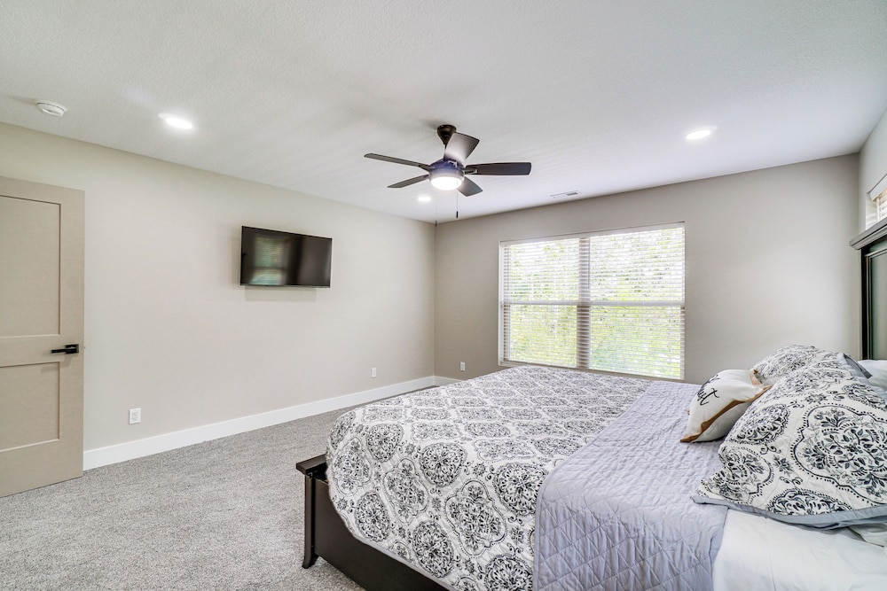 Private Hot Tub: Serene Family Home in Sevierville