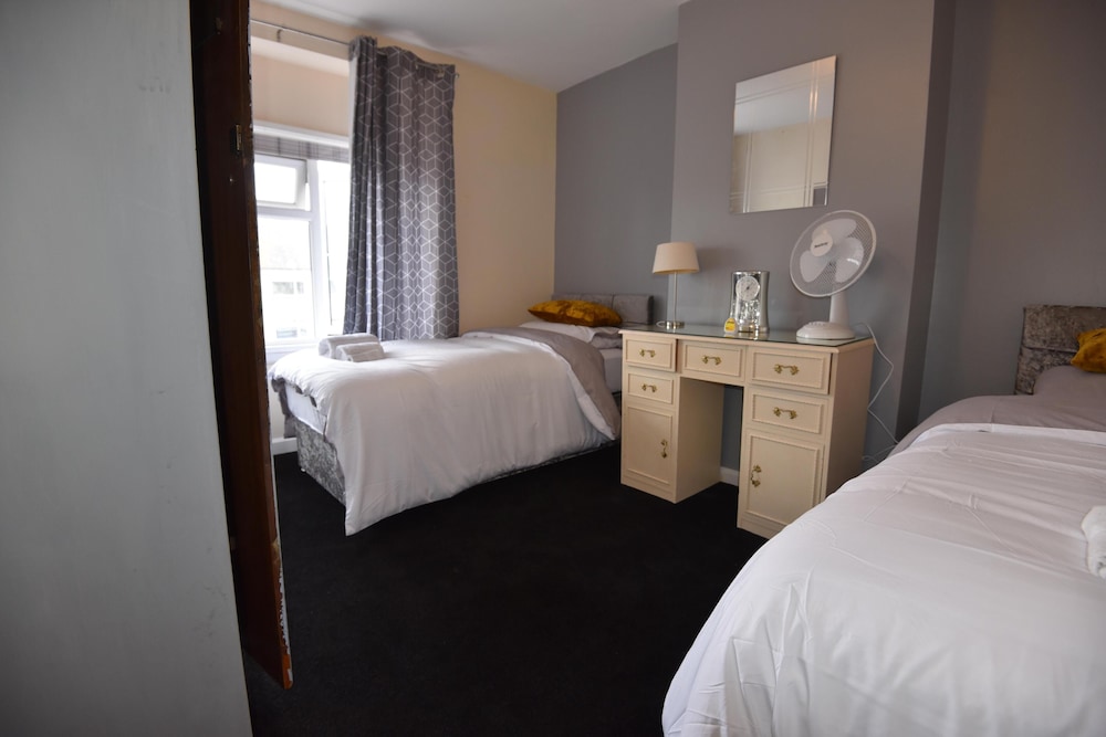 Gorgeous 3 Bedroom House Near Cardiff City Center view 5