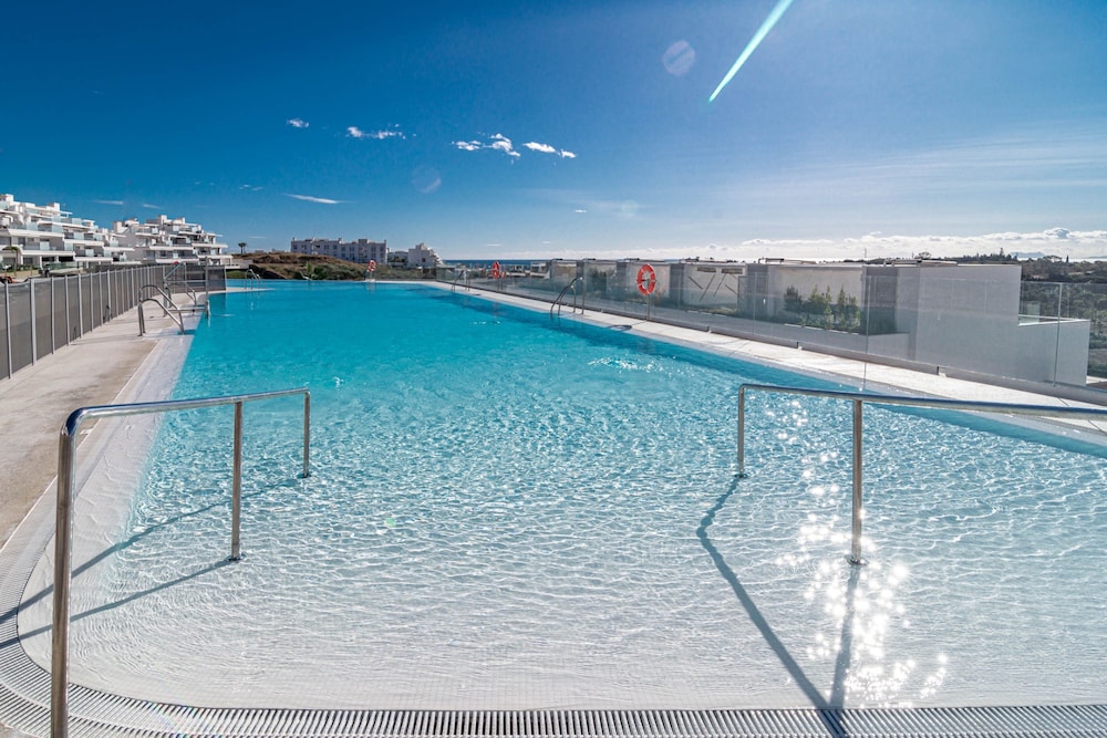 OV2 1B - Bright and Modern 3 Bedroom Apartment