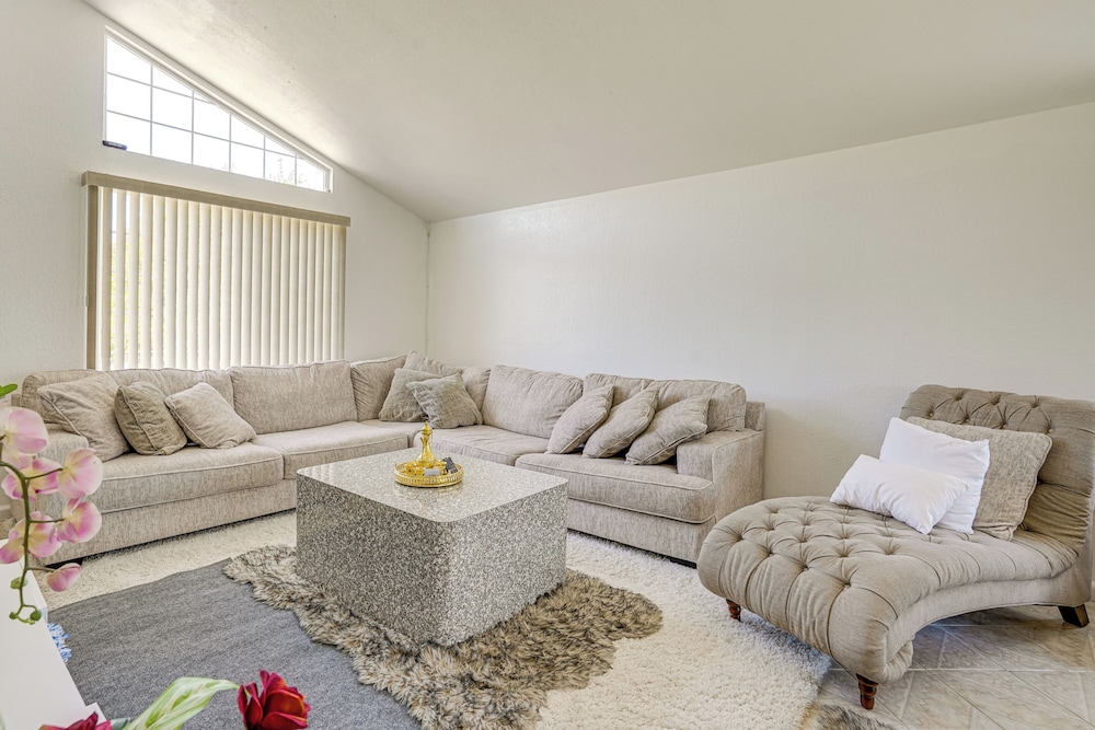 Bay & Hill Views: Modern Hercules Home