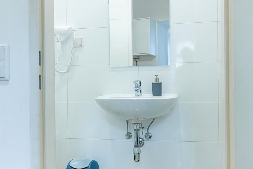 Budget 2BR Apt Near Wiener Stadthalle