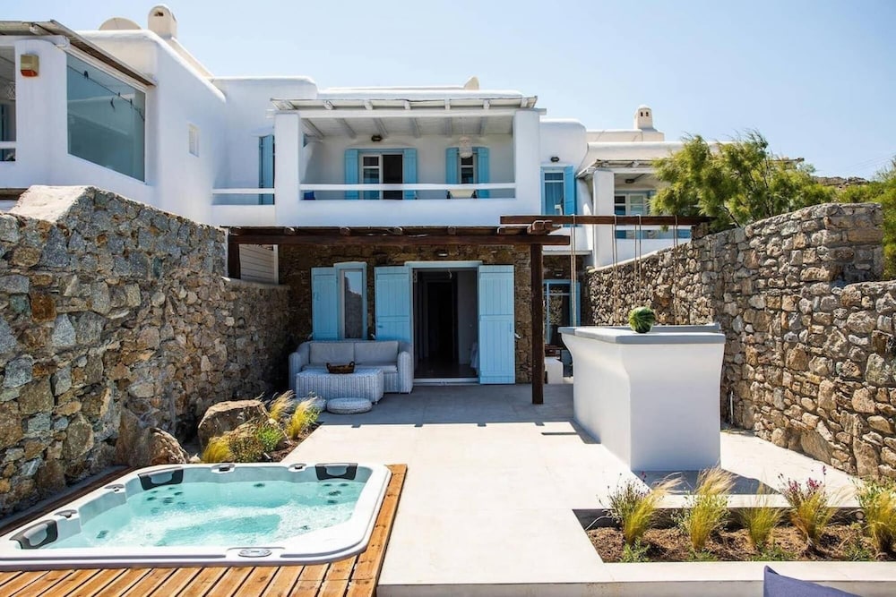 Villa Anasa w Private Pool Jacuzzi view 4