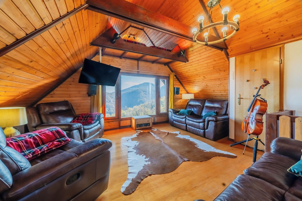 Hilltop Panorama Chalet
