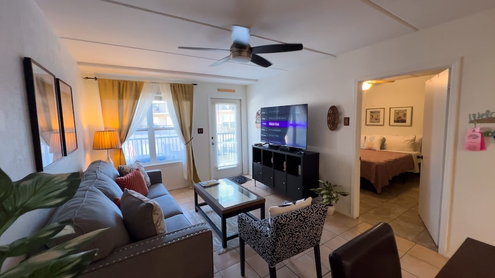 Cozy Family Retreat Steps To Beach Pool / Hot 2 Bedroom Apts