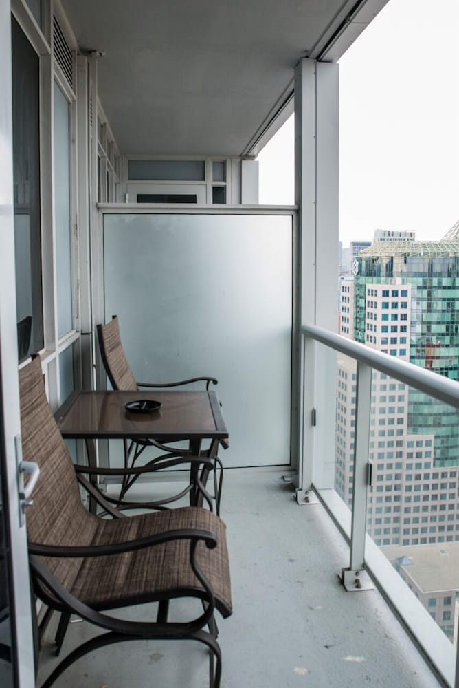 Sarkar Suites - CN Tower Rogers Centre