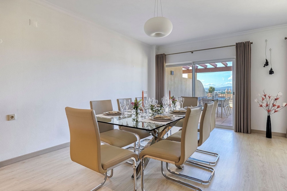 7 Boa Nova Immaculately Presented TWO Storey TOW