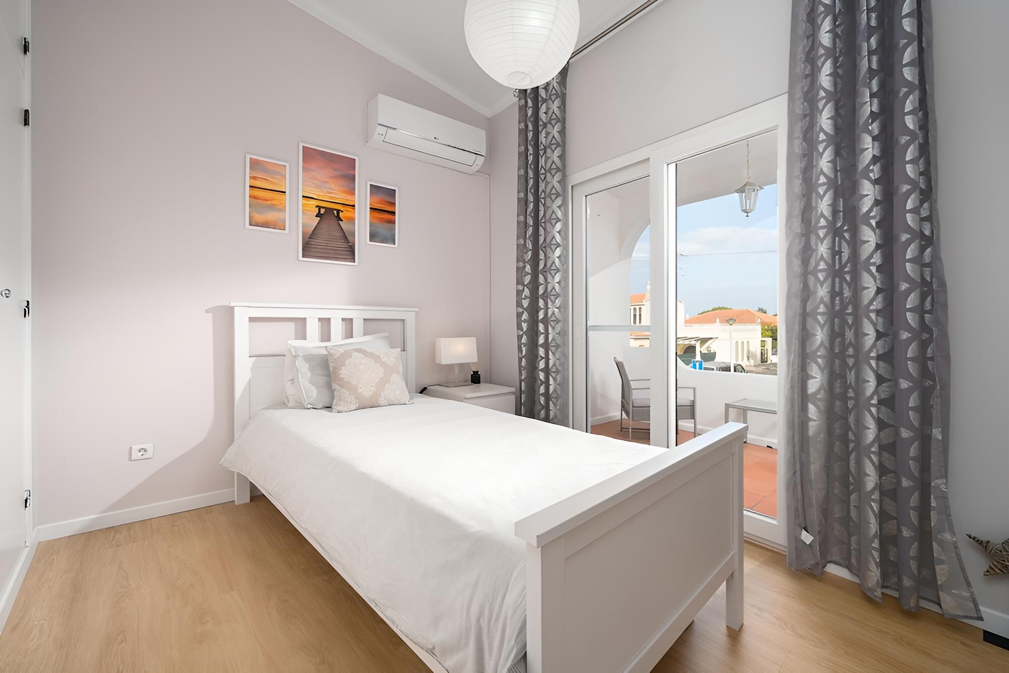 Three-bed House With Private Patio in Quarteira view 5
