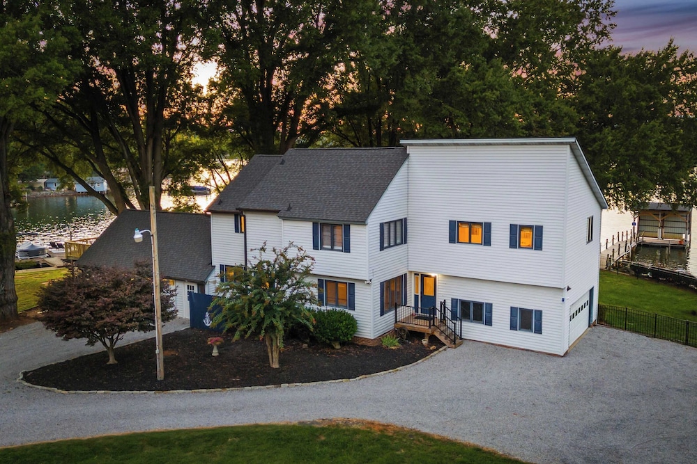 Lakefront Home w/ Dock, Game Room & Hot Tub Ponderosa Peninsula by Avantstay