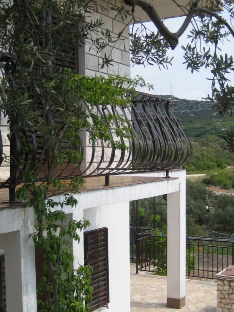 Nina - Free Private Parking - A2 view 3