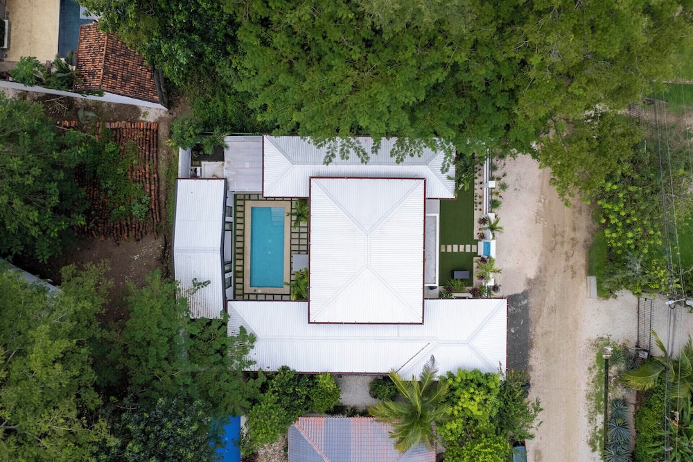 Modern Garden Villa with Private Pool, Outdoor Kitchen & Separate Casita Near Playa Potrero