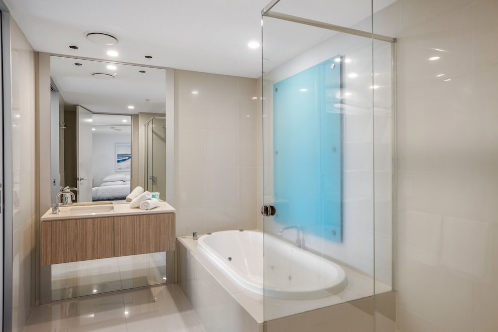 Oceanview 2-bed With Pool, Sauna, Gym & Parking