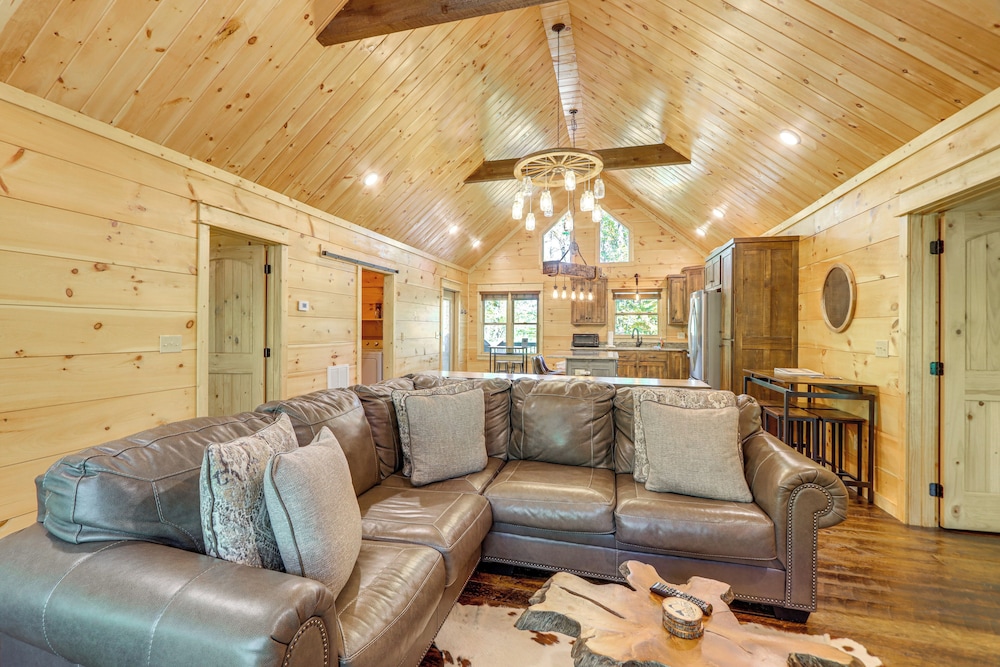 Ellijay Mountain Cabin w/ Hot Tub & Spacious Deck