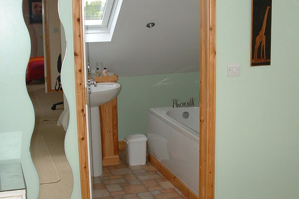 House - Sleeps 8, Close to Beach & Free Parking