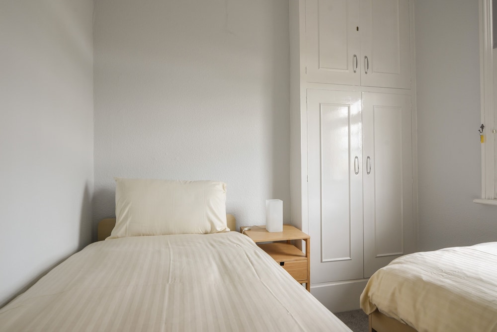 Flat 2, 10 Seafield Road