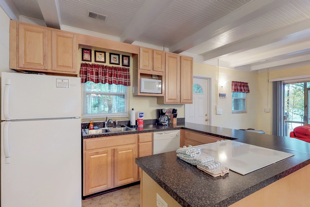 2BR Lakefront Lake Murray Home w/ Dock & Deck
