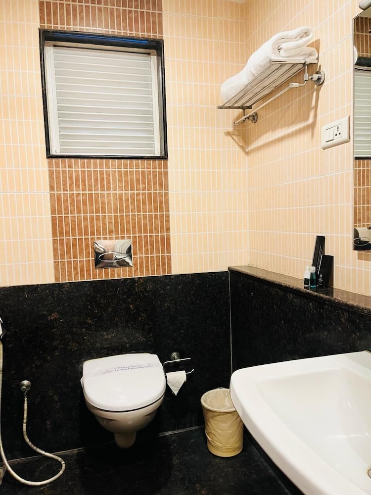 PLA RATHNA RESIDENCY