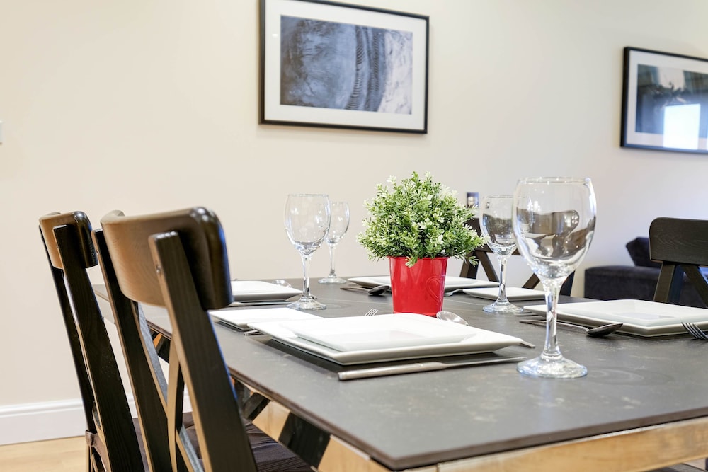 Luxury 3 Bedroom Apartment with Parking