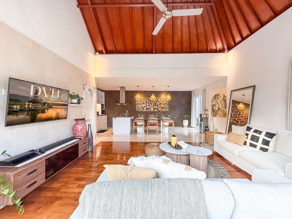 Villa St Calyx by DVH Luxe Retreats 3BR