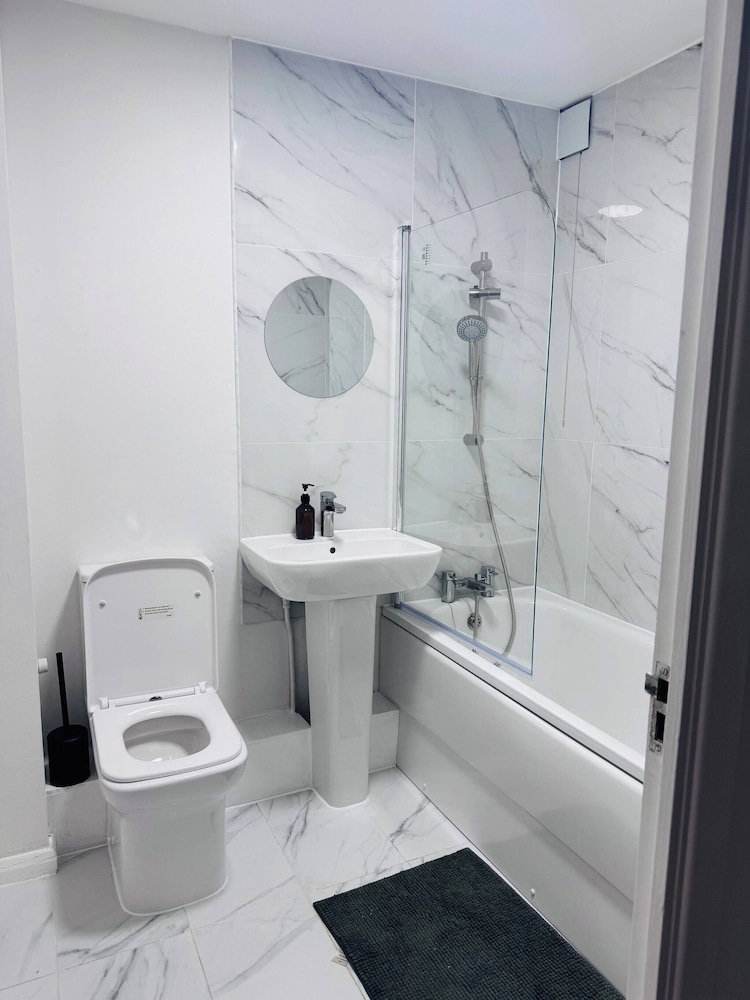 Stylish 1 Bed Flat Lakeside Shopping Mall