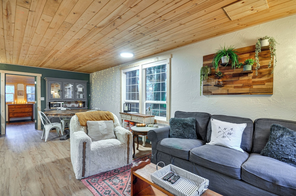 Hike, Ski & Explore: Rhododendron Forest Retreat!