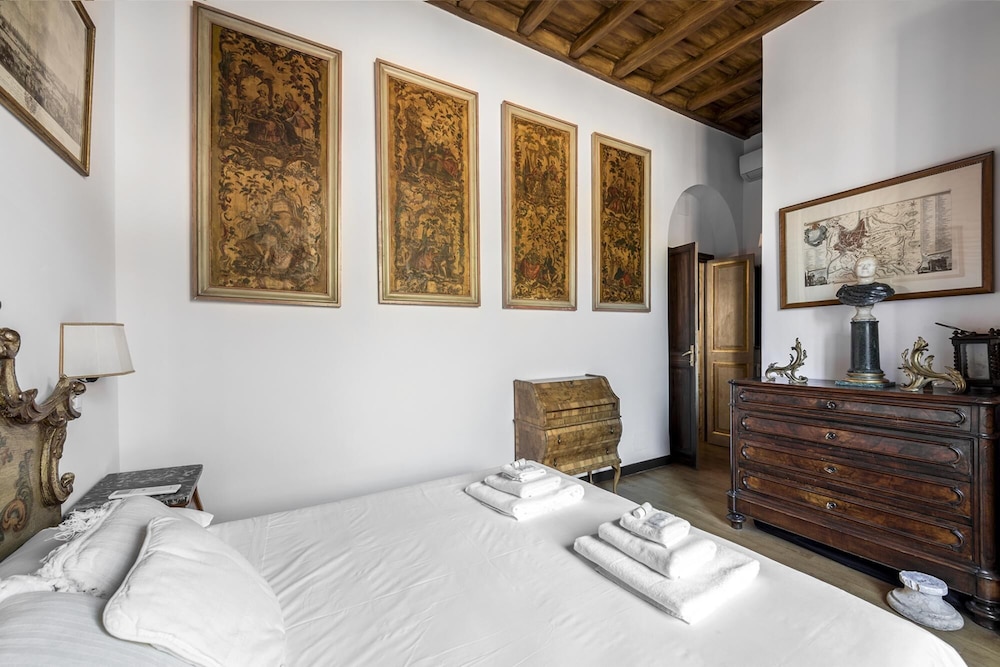A Prince in Rome Elegant Navona Terrace Apartment