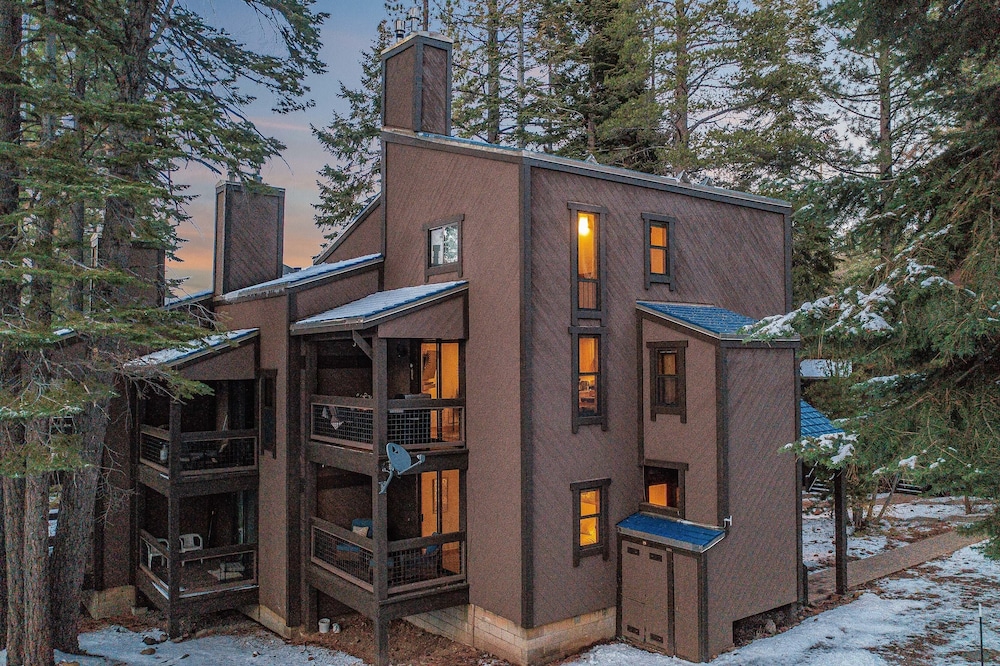 Hotel Arroyo by Avantstay Peaceful Mountain Townhouse w/ Large Private Balcony - Image 1