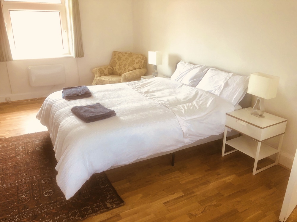 Inviting 5-bed House in Eastbourne view 3