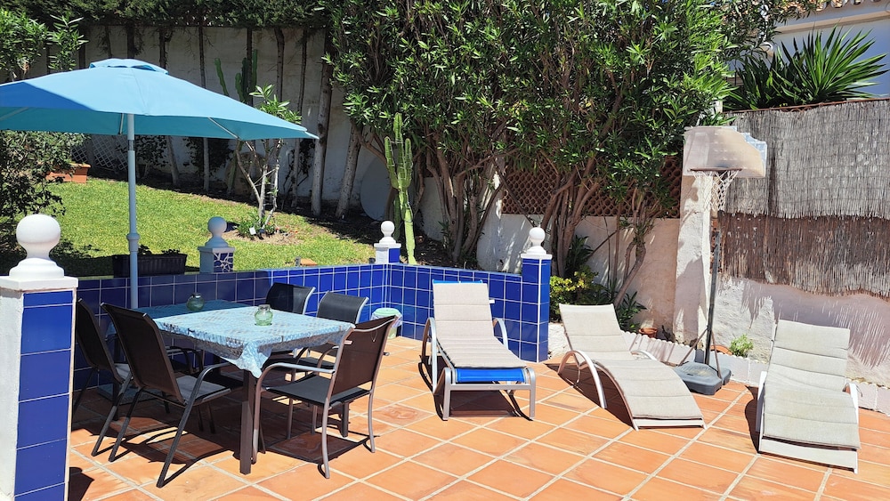 2 Bed Villa - Sleeps 5 - Private Pool & Garden