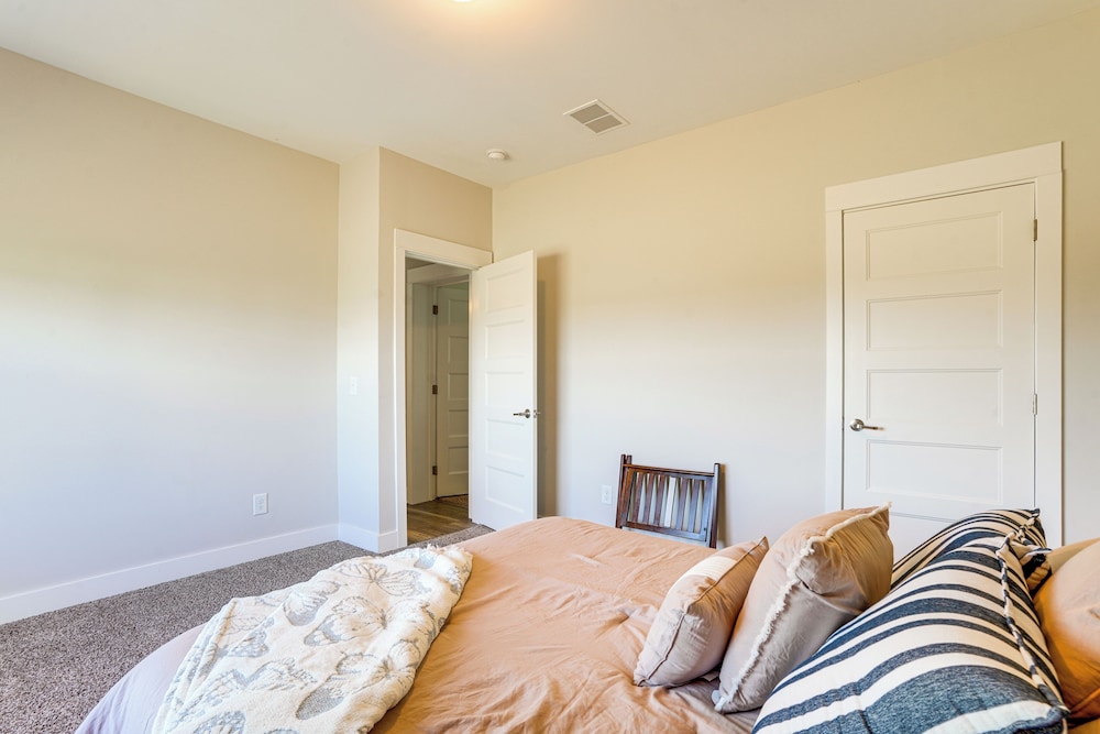 5 Mi to Lake Anna State Park: Modern Family Home!