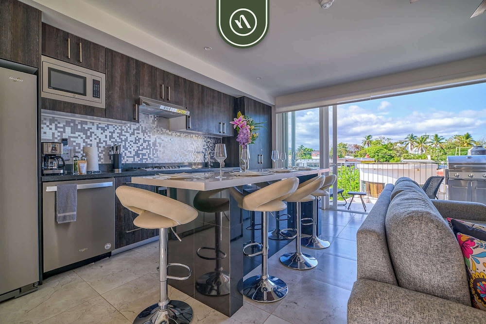 Centric 2BR Condo- Balcony - Rooftop Pool