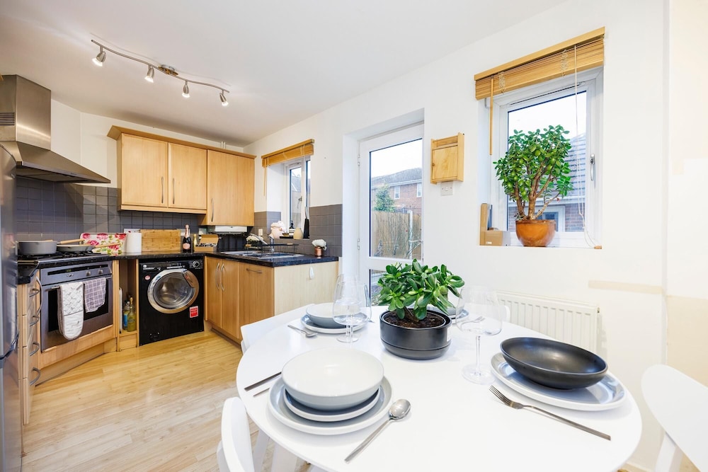 Stylish 3-bed Home in East London Free Parking