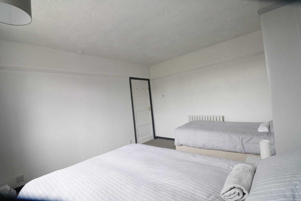 Lovely 4-bed House in Nottingham view 2