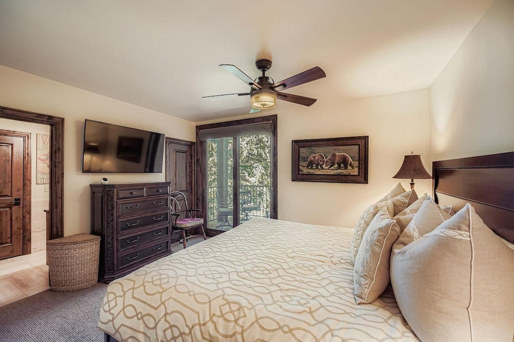 Fairway Drive Retreat 6 Bedroom Home