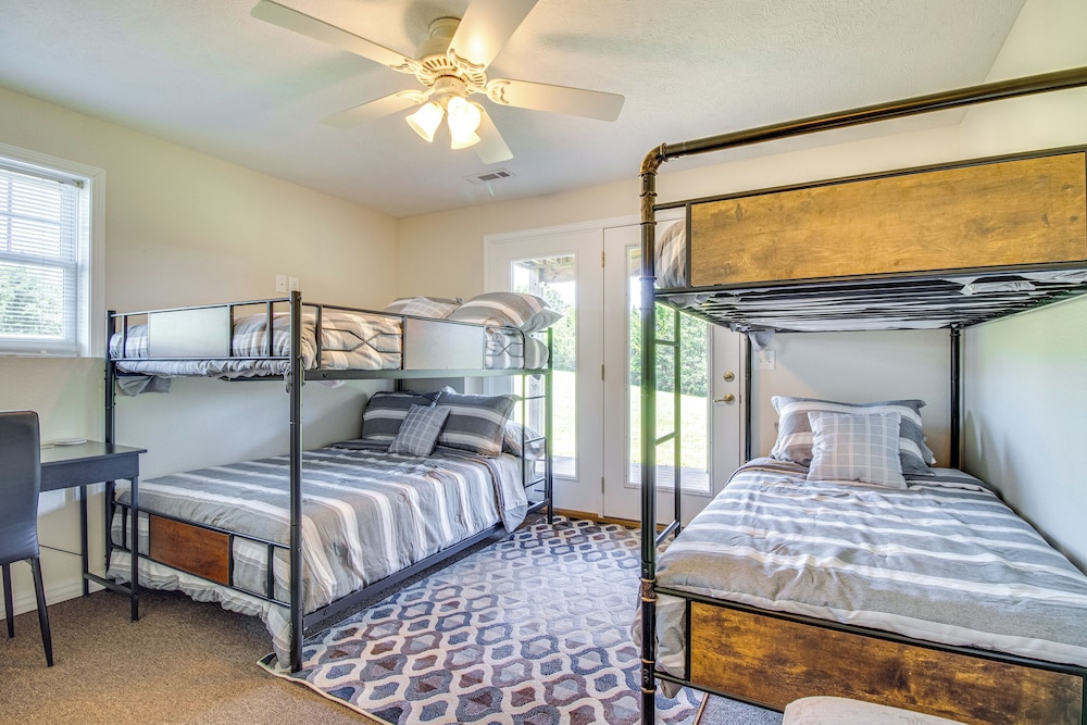 Near Bull Shoals Lake: Spacious Golfer's Getaway!
