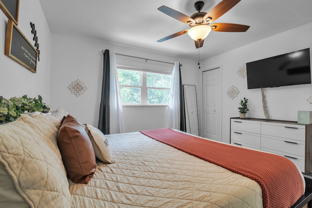 Be Our Guest - Cozy Townhome Near Downtown Ocala 2 Bedroom Townhouse