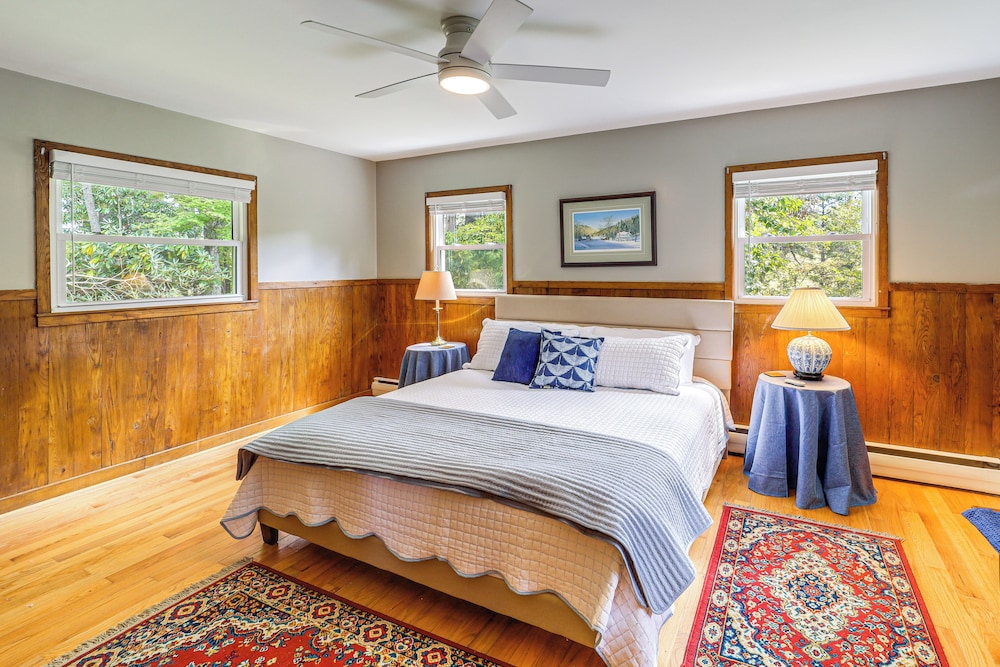 Hike & Leaf Peep! Peaceful Home in Laurel Springs
