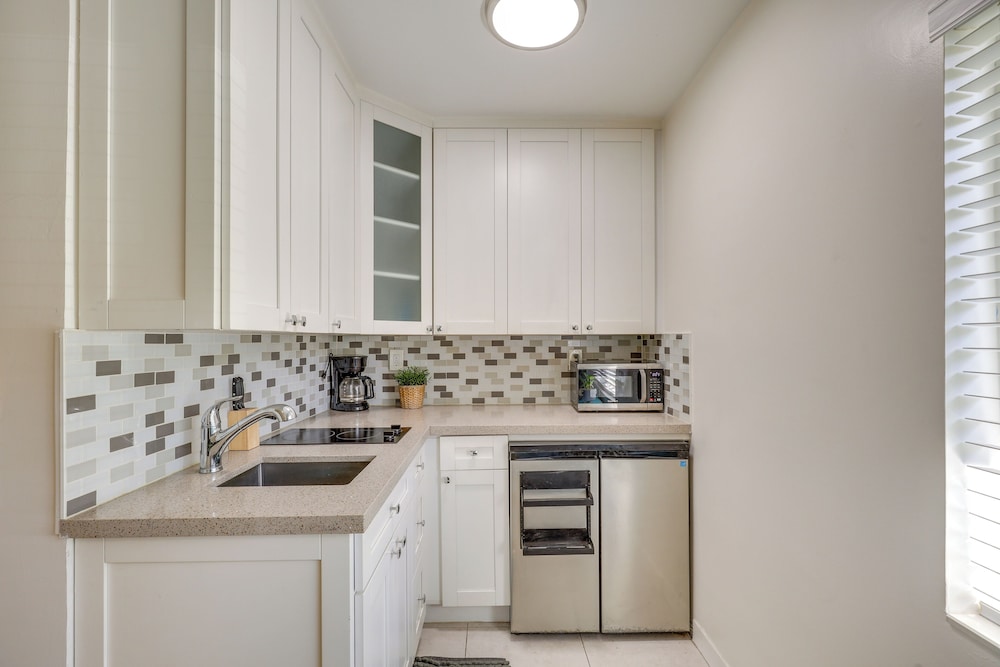 Steps to Pompano Beach: Couple's Retreat w/ Patio!