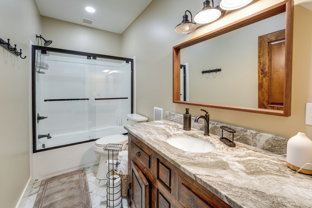 400 Acres on Lavender Mtn: Getaway w/ Hot Tub!