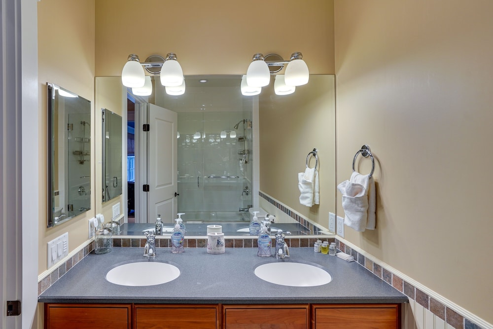 Stockbridge Retreat w/ Pool & Hot Tub!