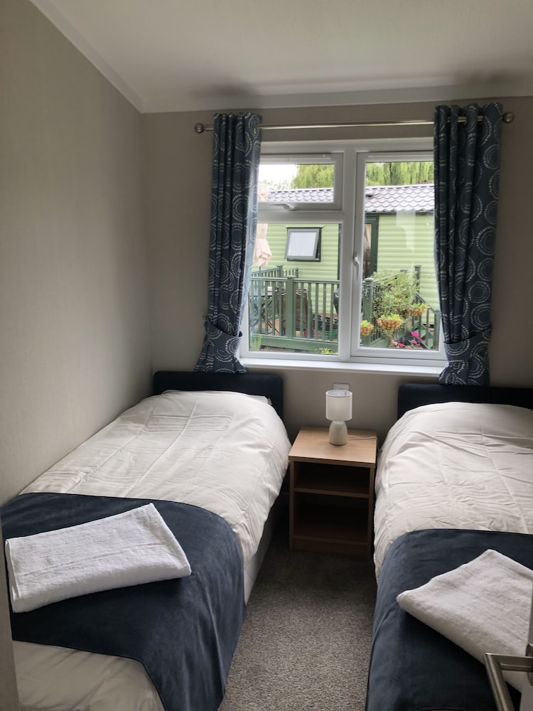 Beautiful and Tranquil Lakeside Lodge - Sleeps 5 view 5