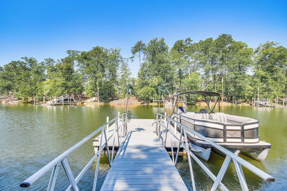 Lake Murray Studio w/ Pool & Hot Tub in Prosperity