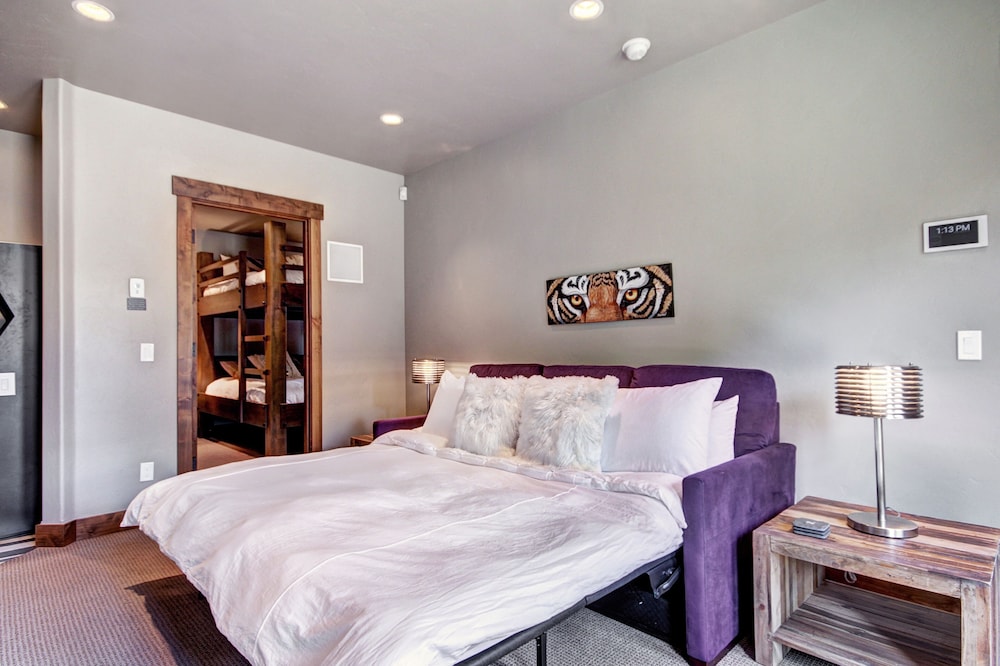 Slope View  3 Bedroom Townhouse by RedAwning