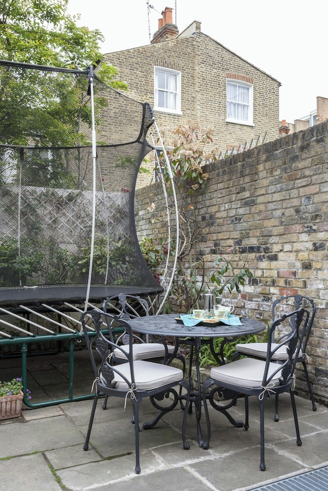 Winchendon Road by Onefinestay