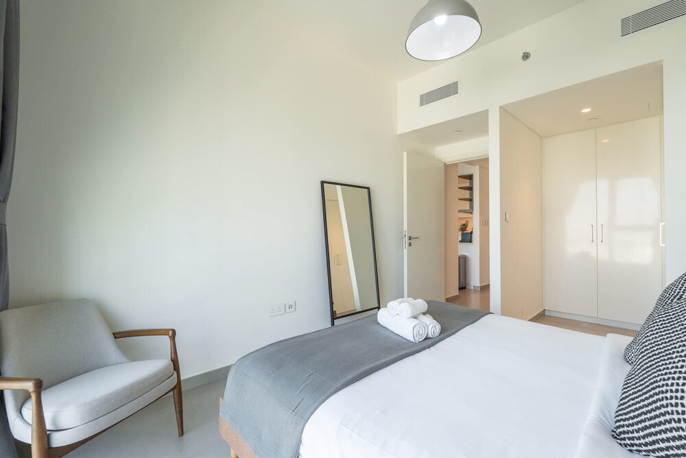 Modern 1-bedroom Apartment Perfect for Family in Downtown With Skyline Views