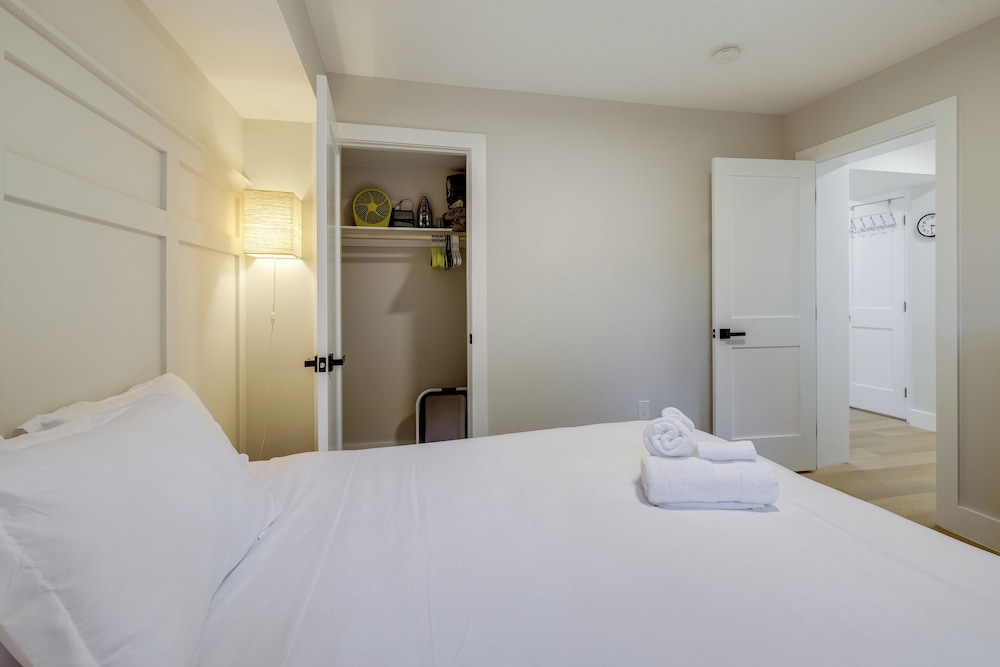 Walk to Metro & Dtwn Silver Spring! Sleek Apt