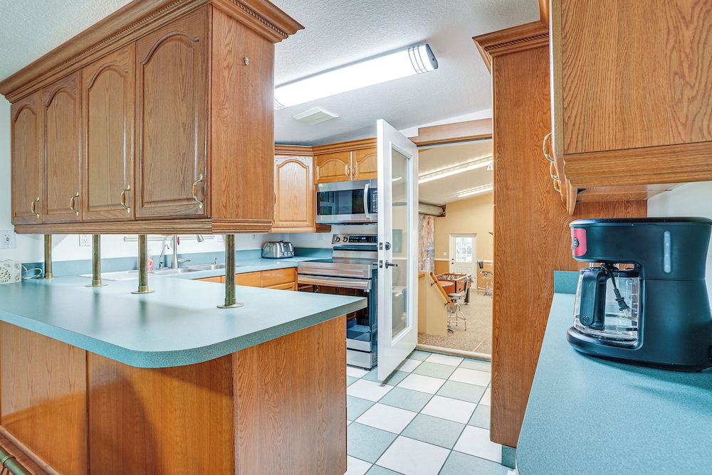 Pet the Sheep! Rural & Spacious Polk City Retreat