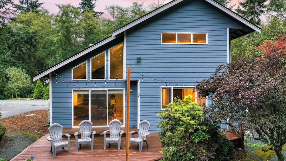 Stylish Forest Getaway on Whidbey Island Near Beaches, Wineries & Trails Cedarview Retreat by Avantstay