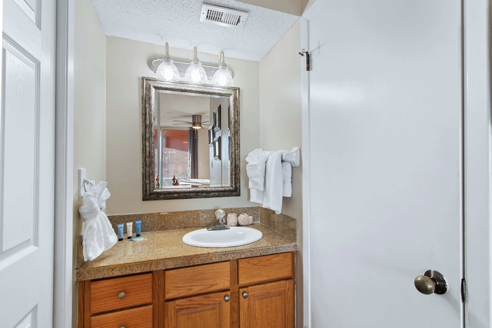 Gulf View 2 Bed Beaches Pool Dining and Fun