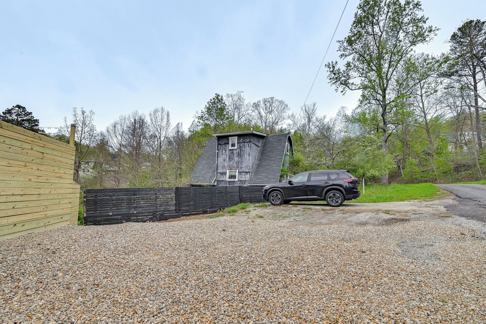 Hot Tub, Fire Pit: Lake-view Catlettsburg Getaway!